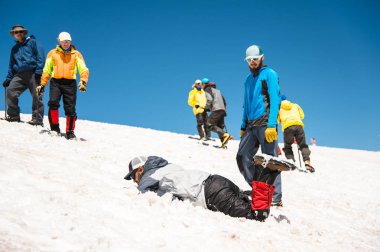 Düzgün bir eğim veya glacier bir buz balta ile kayma öğrenme
