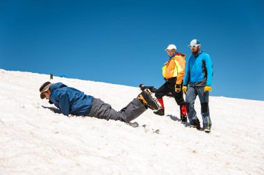 Düzgün bir eğim veya glacier bir buz balta ile kayma öğrenme