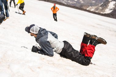 Düzgün bir eğim veya glacier bir buz balta ile kayma öğrenme