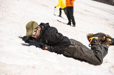 Düzgün bir eğim veya glacier bir buz balta ile kayma öğrenme