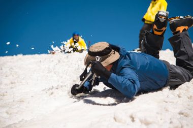 Düzgün bir eğim veya glacier bir buz balta ile kayma öğrenme