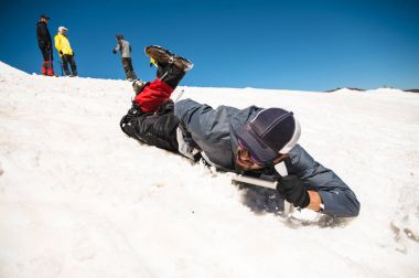 Düzgün bir eğim veya glacier bir buz balta ile kayma öğrenme