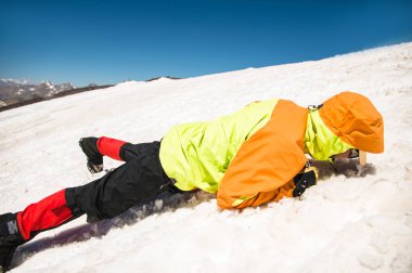 Düzgün bir eğim veya glacier bir buz balta ile kayma öğrenme
