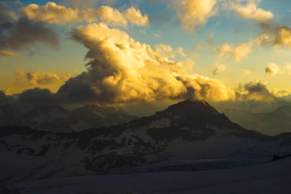 Elbrus ve Kafkas ridge parçası günbatımı Panoraması — Stok fotoğraf