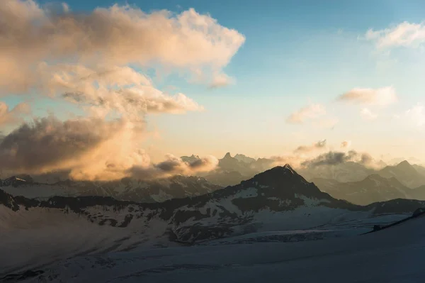 Elbrus ve Kafkas ridge parçası günbatımı Panoraması — Stok fotoğraf