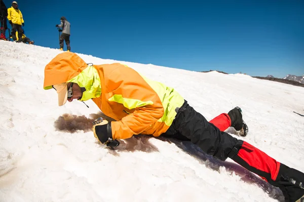 Düzgün bir eğim veya glacier bir buz balta ile kayma öğrenme