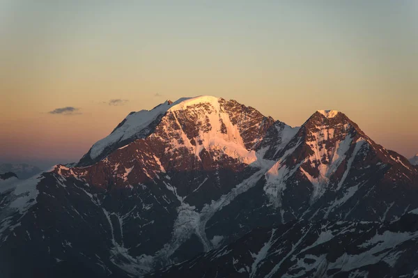 Panorama do ocaso do elbrus e parte do cume caucasiano — Fotografia de Stock