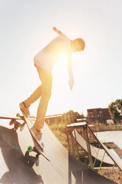 Teenager-Skater hängt in Skatepark über Rampe auf Skateboard — Stockfoto