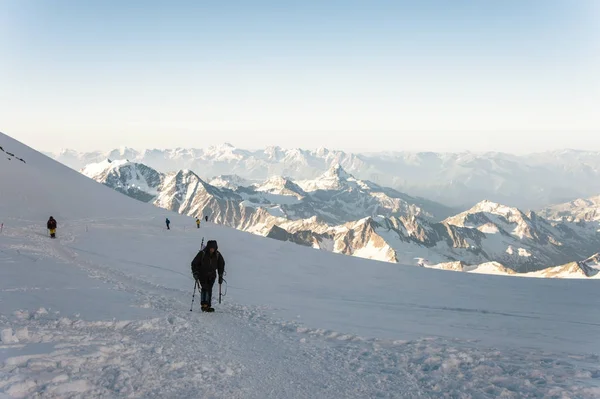 Professionele klimmers Ga naar de westelijke piek van Elbrus — Stockfoto