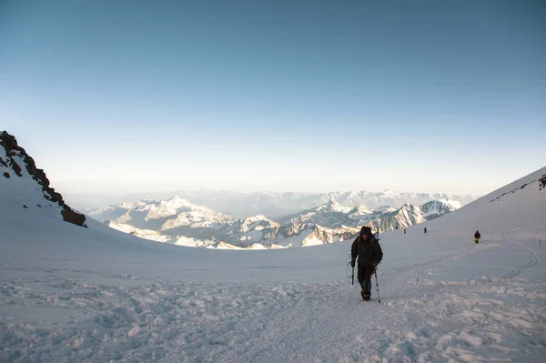 Alpinistas profissionais vão para o pico ocidental de Elbrus — Fotografia de Stock