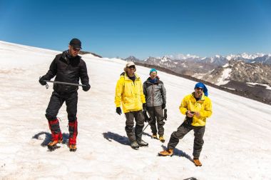 Düzgün bir eğim veya glacier bir buz balta ile kayma öğrenme