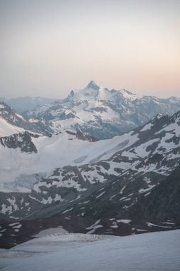 Elbrus ve Kafkas ridge parçası günbatımı Panoraması