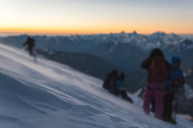 bulanık dağcı gündoğumu sabah erken, yamaç ve kar sürüklenen kar piyango yerden yürüyor
