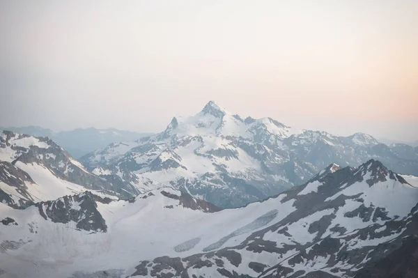 Elbrus ve Kafkas ridge parçası günbatımı Panoraması — Stok fotoğraf