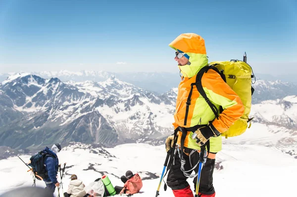 Portrait d'un alpiniste âgé en équipement professionnel pour escalader des montagnes — Photo