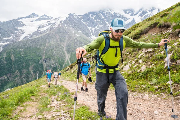 Portrét skupiny turisté s batohy, lezení na horu — Stock fotografie