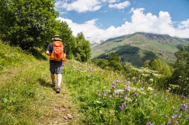 Tek bir dağ tırmanma sırt çantaları turistlerle portresi