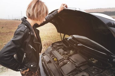 Kız arabası başlık açma motor yağ düzeyini denetler