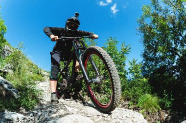 Spor. Ormandaki bir dağ bisikleti ile bisiklet üzerinde bir bisikletçi