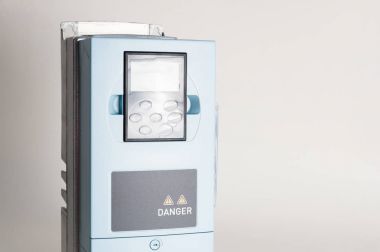 Endüstriyel gri beyaz zemin üzerine için geçerli ve güç elektrik kontrol etmek için yeni bir evrensel çevirici.