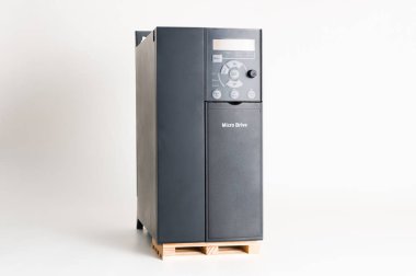 Endüstriyel gri beyaz zemin üzerine için geçerli ve güç elektrik kontrol etmek için yeni bir evrensel çevirici.
