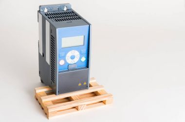 Endüstriyel gri beyaz zemin üzerine için geçerli ve güç elektrik kontrol etmek için yeni bir evrensel çevirici.