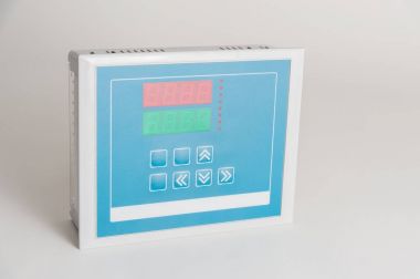 Gri bir arka plan üzerinde temiz hava havalandırma için yeni kontrol cihazı