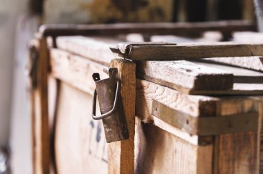 Eski vintage kutu ahşap gönderme ve eski yazı üzerine kullanarak yapılan