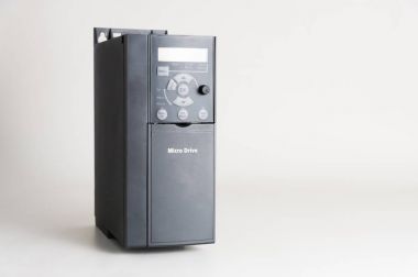 Endüstriyel gri beyaz zemin üzerine için geçerli ve güç elektrik kontrol etmek için yeni bir evrensel çevirici.