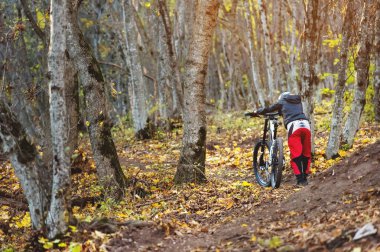 Genç bir adam Onun Bisiklet tepeye alır.
