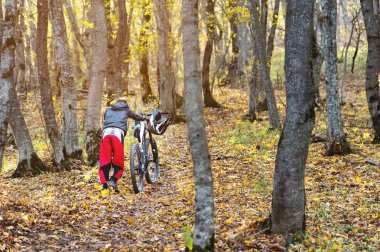 Genç bir adam Onun Bisiklet tepeye alır.