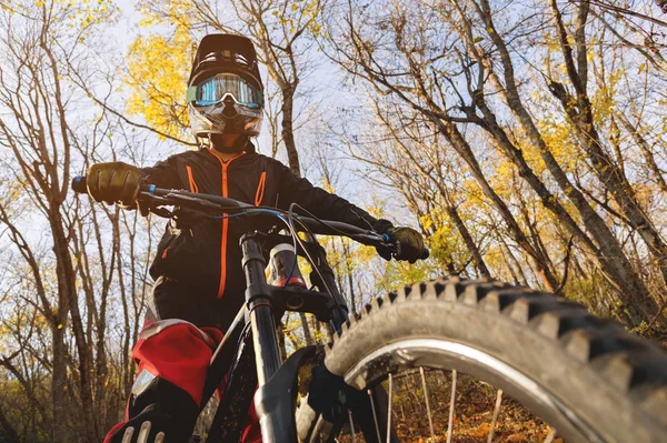 Ritratto di giovane cavaliere in piena protezione di una maschera con casco integrale e guanti su una bicicletta — Foto Stock