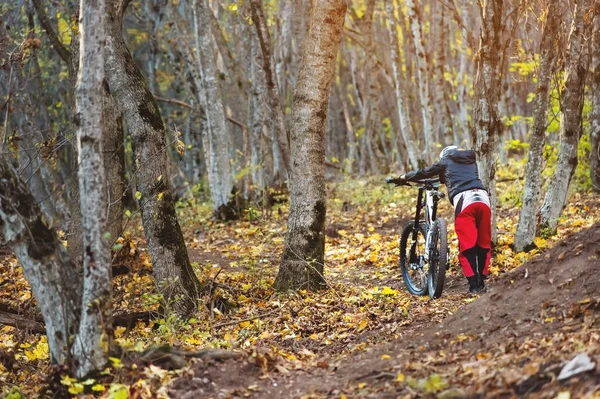 Un giovane ragazzo rotola la sua moto sulla collina — Foto Stock