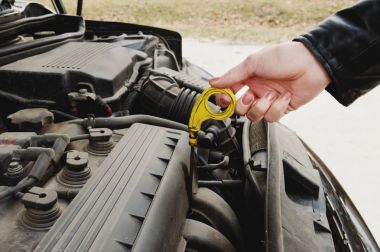 Kız arabası başlık açma motor yağ düzeyini denetler