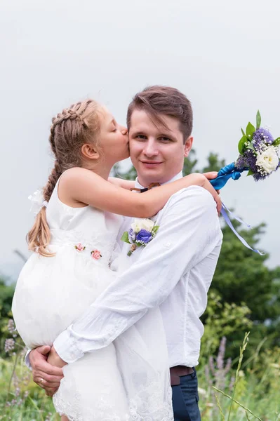 Portrét mladého otce s dcerou v náručí — Stock fotografie