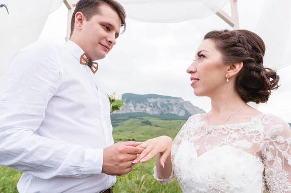 Close-up de colocar anéis em um casamento ao ar livre — Fotografia de Stock