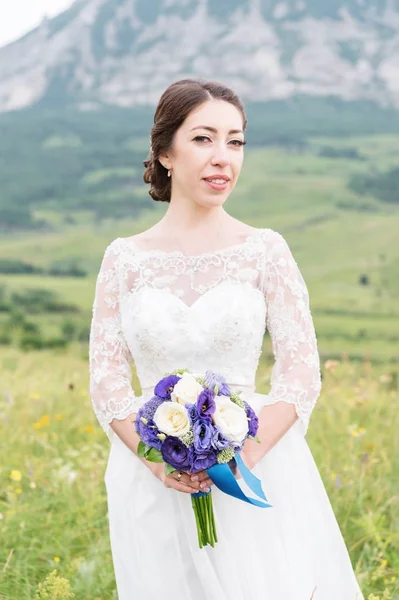 Красива наречена кавказьких з весільний букет квітів у руках — стокове фото