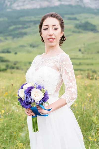 Красива наречена кавказьких з весільний букет квітів у руках — стокове фото