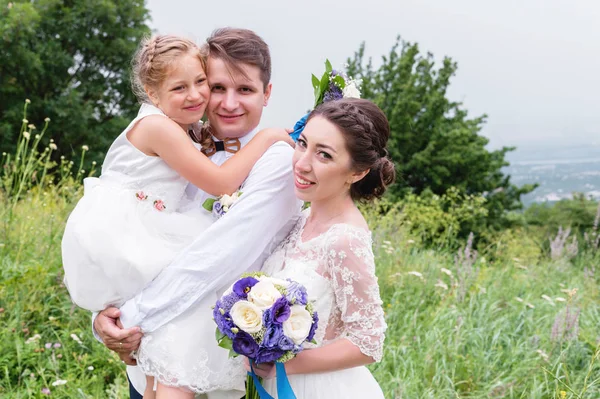 Retrato de uma família caucasiana feliz em um dia de casamento ao ar livre — Fotografia de Stock