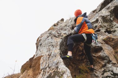Hipster - yaşındayken çıkmış sigorta ve kask olmadan güzel bir kaya tırmanma tırmanıcı
