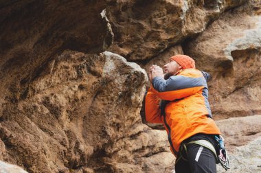 Hipster - yaşındayken çıkmış sigorta ve kask olmadan güzel bir kaya tırmanma tırmanıcı
