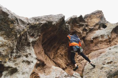Hipster - yaşındayken çıkmış sigorta ve kask olmadan güzel bir kaya tırmanma tırmanıcı