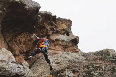 Hipster - yaşındayken çıkmış sigorta ve kask olmadan güzel bir kaya tırmanma tırmanıcı