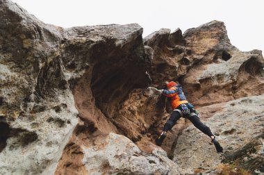Hipster - yaşındayken çıkmış sigorta ve kask olmadan güzel bir kaya tırmanma tırmanıcı