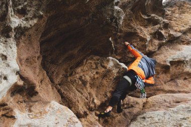 Hipster - yaşındayken çıkmış sigorta ve kask olmadan güzel bir kaya tırmanma tırmanıcı