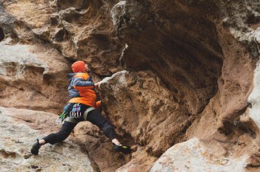 Hipster - yaşındayken çıkmış sigorta ve kask olmadan güzel bir kaya tırmanma tırmanıcı