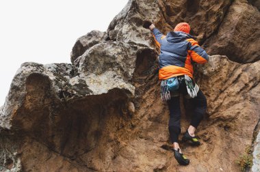 Hipster - yaşındayken çıkmış sigorta ve kask olmadan güzel bir kaya tırmanma tırmanıcı