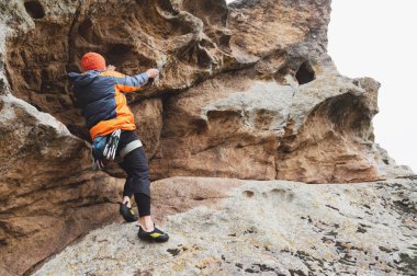 Hipster - yaşındayken çıkmış sigorta ve kask olmadan güzel bir kaya tırmanma tırmanıcı