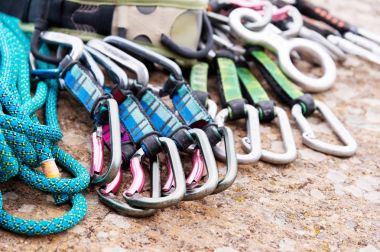 yanında ürünleri - bir koşum takımı ve bir ip tırmanma karabina kayanın üzerinde yalan