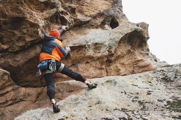 登山者在攀登一个美丽的岩石, 没有保险和头盔的年龄 — 图库照片